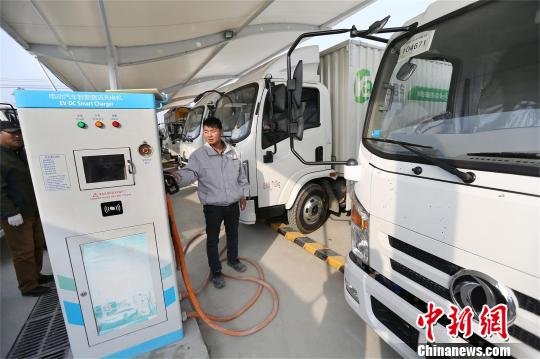 纯电动物流车充电续航。 张建波 摄 纯电动物流车充电续航。 张建波 摄